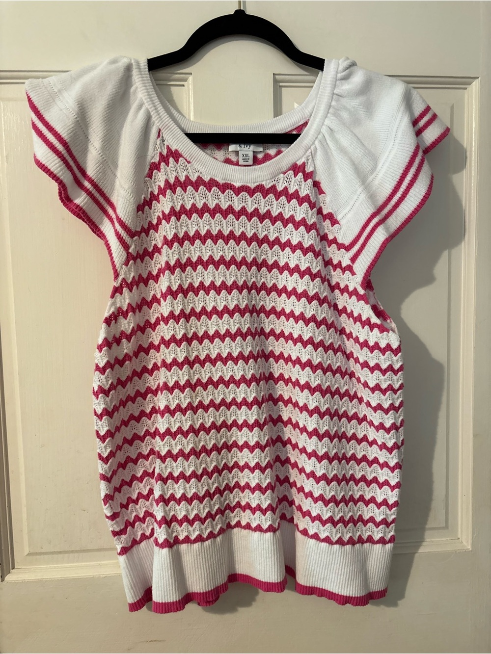 crown & ivy White and Pink Chevron Knit Top